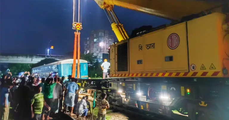 উদ্ধার করা হচ্ছে কর্ণফুলী এক্সপ্রেস ট্রেনের লাইনচ্যুত বগি